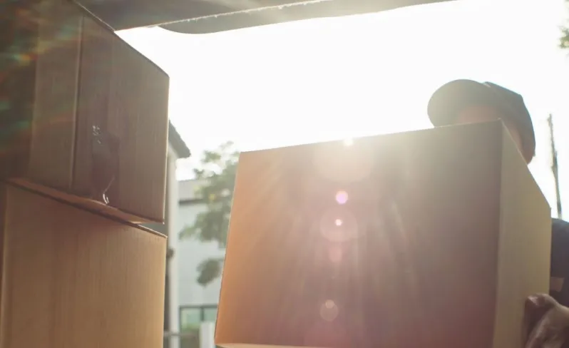 Jakie rozwiązania oferuje producent opakowań kartonowych z myślą o szybkiej i bezpiecznej logistyce sklepu internetowego?