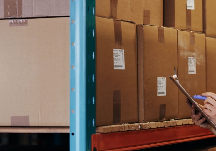 Drukarki etykiet a przepisy prawne – jakie normy muszą spełniać etykiety w różnych branżach?