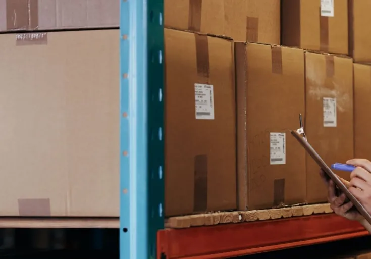 Drukarki etykiet a przepisy prawne – jakie normy muszą spełniać etykiety w różnych branżach?